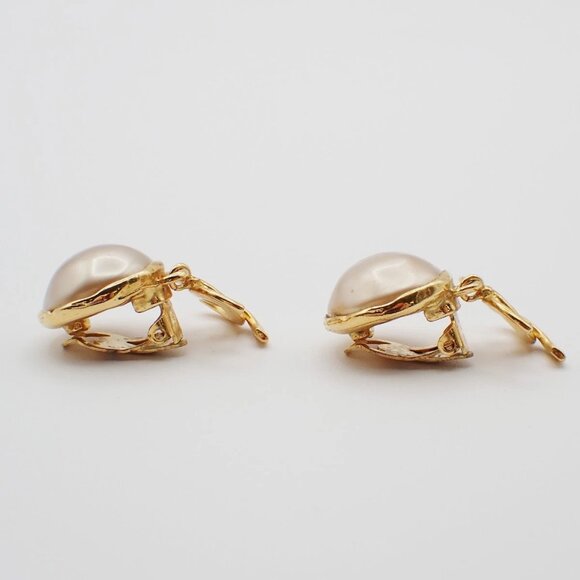 CHANEL CC Logo Immitation Pearl Swing Earrings 93P Gold France Vintage 82RL406 - Picture 2 of 9